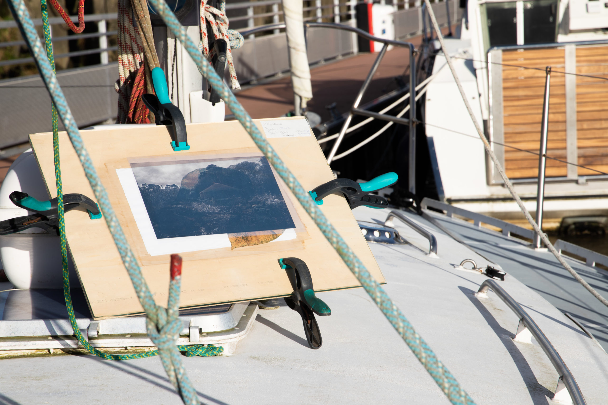 Châssis d'insolation exposé au soleil sur la proue du voilier    Photo : Nell Korsia